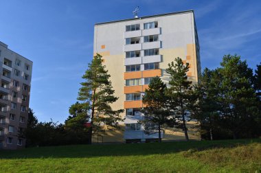Orijinal prefabrik evler Doğu ve Orta Avrupa 'daki komünist dönemden kalma bir konut arazisinde yeniden inşa edildikten sonra.. Pencereleri ve balkonları olan modern bir apartmanın cephesi. Çek Cumhuriyeti - Avrupa.