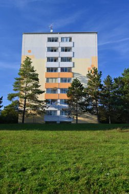 Orijinal prefabrik evler Doğu ve Orta Avrupa 'daki komünist dönemden kalma bir konut arazisinde yeniden inşa edildikten sonra.. Pencereleri ve balkonları olan modern bir apartmanın cephesi. Çek Cumhuriyeti - Avrupa.
