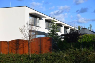 Mavi gökyüzünün olduğu bir günde modern apartman binaları. Modern bir apartmanın ön cephesi