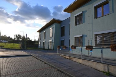 Pencereleri ve balkonları olan modern bir apartmanın ön cephesi. Çek Cumhuriyeti - Avrupa.