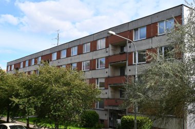 Orijinal prefabrik evler Doğu ve Orta Avrupa 'daki komünist dönemden kalma bir konut arazisinde yeniden inşa edildikten sonra.. Pencereleri ve balkonları olan modern bir apartmanın cephesi. Çek Cumhuriyeti - Avrupa.