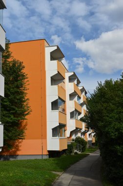 Pencereleri ve balkonları olan modern bir apartmanın ön cephesi. Çek Cumhuriyeti - Avrupa.