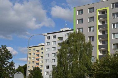 Orijinal prefabrik evler Doğu ve Orta Avrupa 'daki komünist dönemden kalma bir konut arazisinde yeniden inşa edildikten sonra.. Pencereleri ve balkonları olan modern bir apartmanın cephesi. Çek Cumhuriyeti - Avrupa.