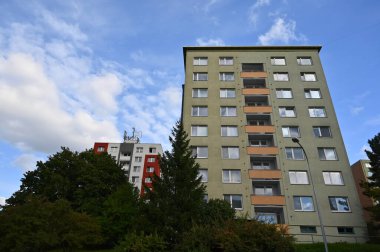 Orijinal prefabrik evler Doğu ve Orta Avrupa 'daki komünist dönemden kalma bir konut arazisinde yeniden inşa edildikten sonra.. Pencereleri ve balkonları olan modern bir apartmanın cephesi. Çek Cumhuriyeti - Avrupa.