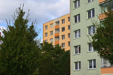 Güneşli bir günü olan yeni bir apartman. Modern konut binası. Yeni daire yerleşim yeridir..