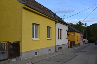 Çek Cumhuriyeti 'nde bir köy veya banliyöde geleneksel aile evi - Avrupa.