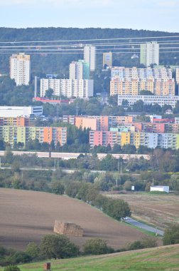 Pencereleri ve balkonları olan modern bir apartmanın ön cephesi. 