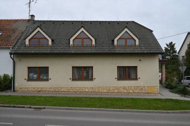 Çek Cumhuriyeti 'nde bir köy veya banliyöde geleneksel aile evi - Avrupa.
