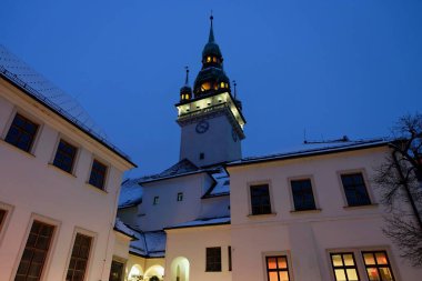 Yılbaşı tatilinde Brno şehir merkezindeki eski belediye binasının güzel kulesi. Çek Cumhuriyeti. Noel tatili şehir merkezinde.. 