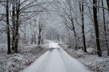 Karlı kış yol araba ile. Kışın dağlarda araba tehlikeli araba. Ulaşım, arabalar ve seyahat için kavram.
