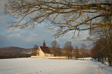 Veveri Kalesi yakınlarında güzel bir şapeli olan kış manzarası. Çek Cumhuriyeti 'nin Brno kenti. Tanrının Annesi 'nin Şapeli..