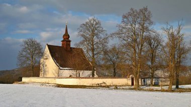 Veveri Kalesi yakınlarında güzel bir şapeli olan kış manzarası. Çek Cumhuriyeti 'nin Brno kenti. Tanrının Annesi 'nin Şapeli..