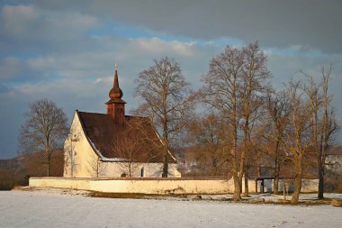 Veveri Kalesi yakınlarında güzel bir şapeli olan kış manzarası. Çek Cumhuriyeti 'nin Brno kenti. Tanrının Annesi 'nin Şapeli..