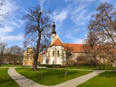 Bahçeli eski güzel bir kale. Oslavany - Çek Cumhuriyeti - Avrupa.