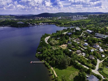 Doğa ve insansız hava aracının tepesinden gelen su ile güzel bir manzara. Brno Barajı, Çek Cumhuriyeti-Avrupa