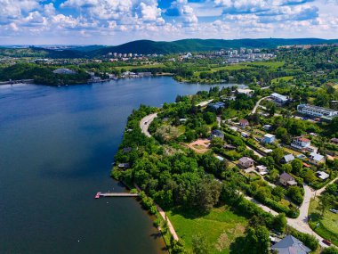 Doğa ve insansız hava aracının tepesinden gelen su ile güzel bir manzara. Brno Barajı, Çek Cumhuriyeti-Avrupa
