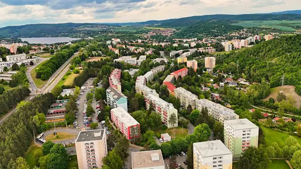 Orijinal prefabrik evler Doğu ve Orta Avrupa 'daki komünist dönemden kalma bir konut arazisinde yeniden inşa edildikten sonra.. Pencereleri ve balkonları olan modern bir apartmanın cephesi. Çek Cumhuriyeti - Avrupa.