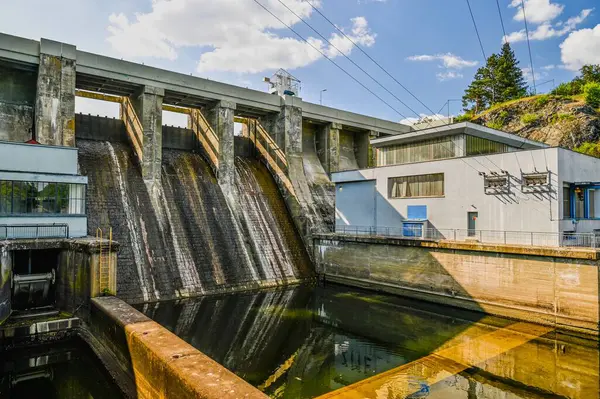 Svratka Nehri 'nin kıyısındaki Brno Barajı' nda küçük bir elektrik santrali var. Doğada güzel güneşli bir yaz günü.