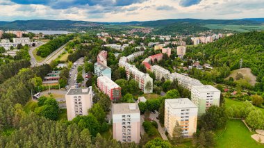 Orijinal prefabrik evler Doğu ve Orta Avrupa 'daki komünist dönemden kalma bir konut arazisinde yeniden inşa edildikten sonra.. Pencereleri ve balkonları olan modern bir apartmanın cephesi. Çek Cumhuriyeti - Avrupa.