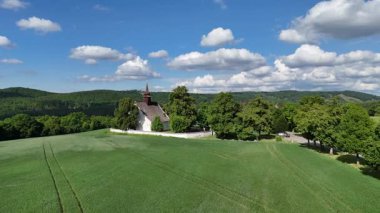 Kale Veveri yakınındaki güzel bir şapel ile manzara. Çek Cumhuriyeti Brno şehir. Tanrı'nın annesi Şapeli.