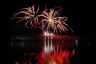 Su yansımalar ile güzel renkli havai fişek. Brno Barajı, Brno şehir-Avrupa. Uluslararası Fireworks Yarışması