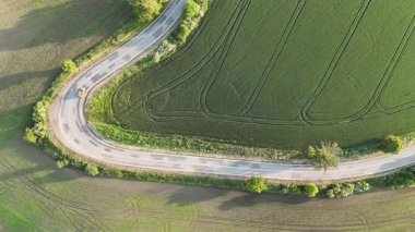 Güzel bir insansız hava aracı manzarası ve manzaranın içinden geçen bir araba. Ulaşım ve seyahat kavramı.
