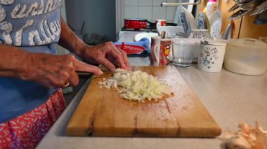 Mutfakta sebze doğrayan ve hazırlayan bir kadın. Yemek ve yemek hazırlama kavramı.