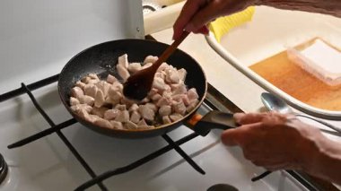 Bir kadın mutfakta et yemeği hazırlıyor. Yemek ve yemek hazırlama kavramı..