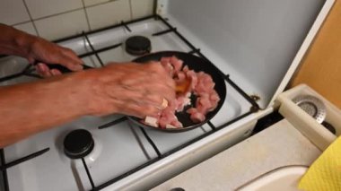 Bir kadın mutfakta et yemeği hazırlıyor. Yemek ve yemek hazırlama kavramı..