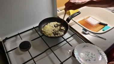 Bir kadın mutfakta et yemeği hazırlıyor. Yemek ve yemek hazırlama kavramı..