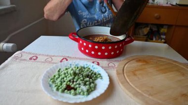 Bir kadın mutfakta et yemeği hazırlıyor. Yemek ve yemek hazırlama kavramı..