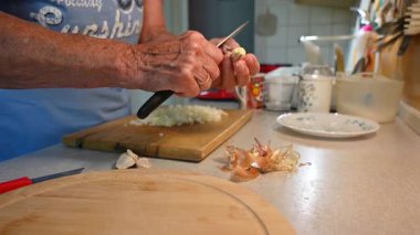 Mutfakta sebze doğrayan ve hazırlayan bir kadın. Yemek ve yemek hazırlama kavramı.