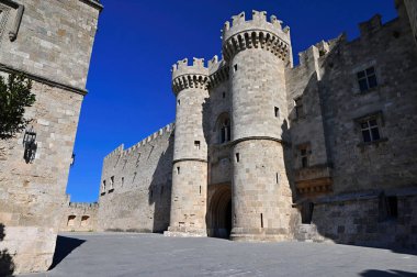 Rodos Şövalyelerinin Büyük Üstadı 'nın sarayının manzarası. Yunanistan' ın Rodos adasındaki eski güzel Rodos kasabası. Şatosu olan güzel tarihi mimari, seyahat ve tatil kavramı