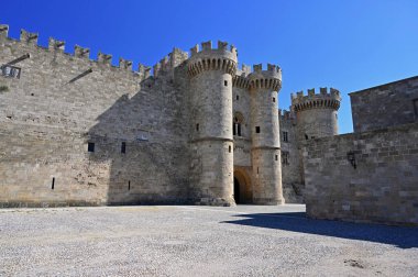 Rodos Şövalyelerinin Büyük Üstadı 'nın sarayının manzarası. Yunanistan' ın Rodos adasındaki eski güzel Rodos kasabası. Şatosu olan güzel tarihi mimari, seyahat ve tatil kavramı