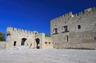 Rodos Şövalyelerinin Büyük Üstadı 'nın sarayının manzarası. Yunanistan' ın Rodos adasındaki eski güzel Rodos kasabası. Şatosu olan güzel tarihi mimari, seyahat ve tatil kavramı