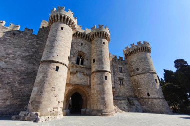 Rodos Şövalyelerinin Büyük Üstadı 'nın sarayının manzarası. Yunanistan' ın Rodos adasındaki eski güzel Rodos kasabası. Şatosu olan güzel tarihi mimari, seyahat ve tatil kavramı