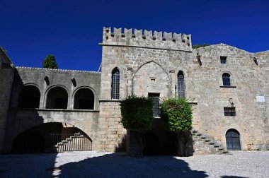 Rodos Şövalyelerinin Büyük Üstadı 'nın sarayının manzarası. Yunanistan' ın Rodos adasındaki eski güzel Rodos kasabası. Şatosu olan güzel tarihi mimari, seyahat ve tatil kavramı