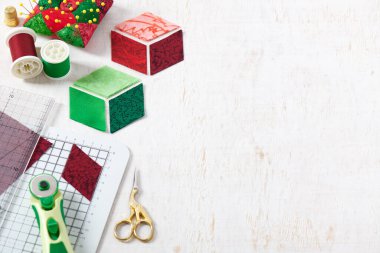 Noel renklerinde yorgan dikmek ve yorgan dikmek için elmasları kesip hazırlamak..