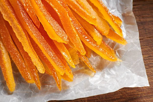 Cáscaras Naranja Caramelizadas Sobre Papel Hornear Arrugado — Foto de Stock