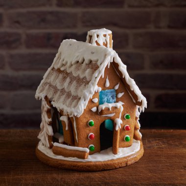 Noel kurabiyesi evi şekerle süslenmiş ve renkli şekerlerle süslenmiş.