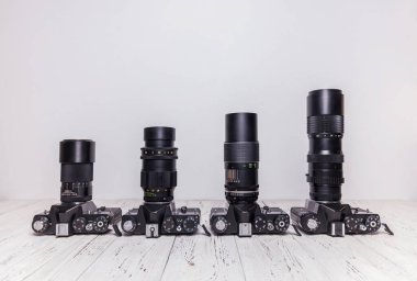 Objektifin odak uzaklığı farklı olan eski retro kameralar.