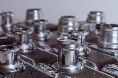 Birçok eski retro kamera lensleri açık duruyor. Bakış açısı.
