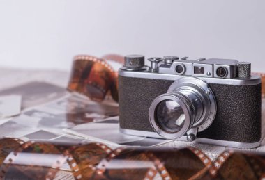 Fotoğraf filmi ve fotoğrafların arasında eski bir antika kamera duruyor..