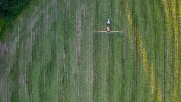 Трактор Распыляет Удобрения Над Полем Вид Сверху — стоковое фото