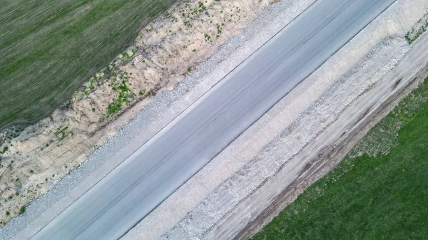 Estrada Asfalto Construção Entre Dois Campos Verdes Vista Drone — Fotografia de Stock