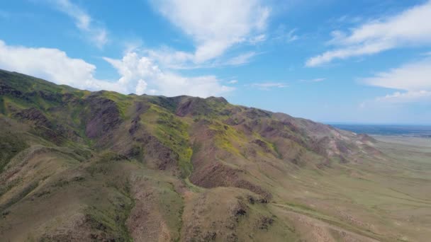 Berge Trockenem Gelände Mit Vegetation Den Hängen Vor Dem Hintergrund — Stockvideo