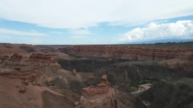 Charyn Canyon Boğazı. Bulutlu bir gökyüzünün arka planında