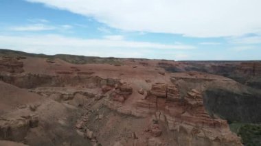 Kızıl Kanyon 'un geçitleri arasındaki geçit. Bulutlu bir gökyüzünün arka planında