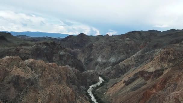 峡谷在山中 山体陡峭 下面是一条湍急的河流 在多云的天空中 — 图库视频影像