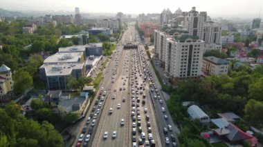 Almaty, Kazakistan - 3 Mayıs 2022: şehir merkezinde trafik sıkışıklığı. İnsansız hava aracı görüntüsü. Sabit çerçeve